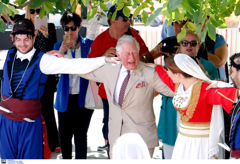 «Είσαι πολύ εντυπωσιακή....» -Τα κοπλιμέντα του πρίγκιπα Καρόλου στη νεαρή Κρητικιά που χόρεψε μαζί του [εικόνες] | iefimerida.gr 0