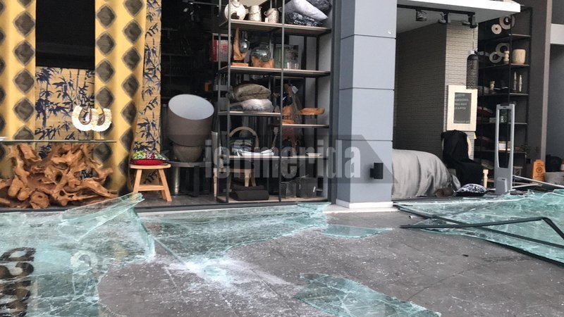 Eκρηξη σε εμπορικό κατάστημα στο Χαλάνδρι [εικόνες & βίντεο] | iefimerida.gr 3