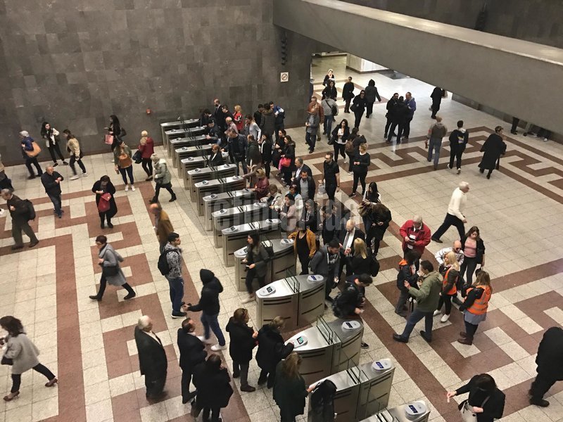 «Αυτοψία» του iefimerida στο Μετρό - Σύγχυση με τις μπάρες, ουρές και εκνευρισμός [εικόνες & βίντεο] | iefimerida.gr 6
