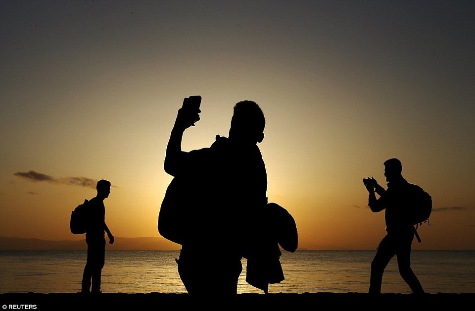 H Daily Mail για την Κω: Πώς ο παράδεισος των ξέφρενων πάρτι μετατράπηκε σε κατάλυμα μεταναστών [εικόνες] | iefimerida.gr 1