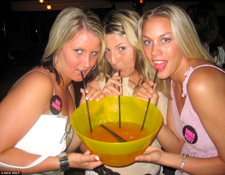 H Daily Mail για την Κω: Πώς ο παράδεισος των ξέφρενων πάρτι μετατράπηκε σε κατάλυμα μεταναστών [εικόνες] | iefimerida.gr 7