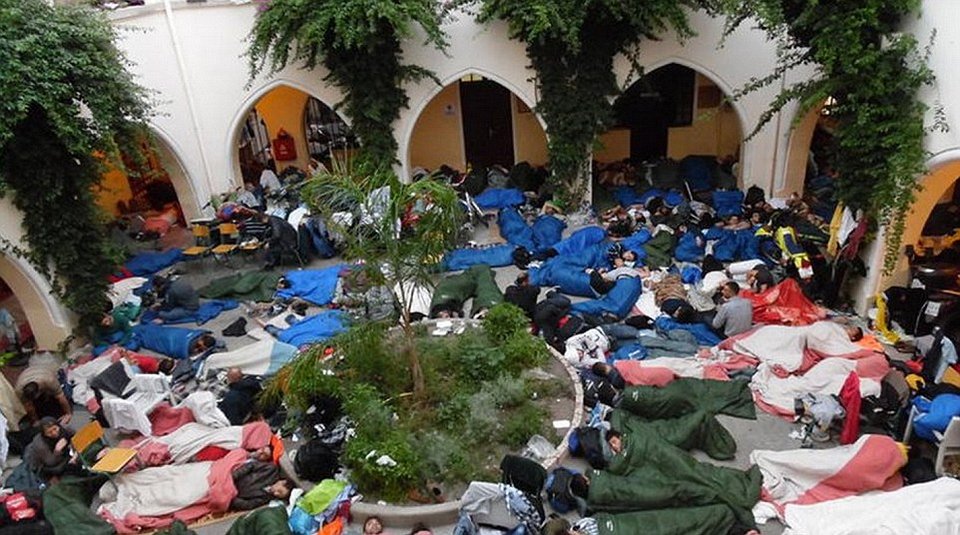 H Daily Mail για την Κω: Πώς ο παράδεισος των ξέφρενων πάρτι μετατράπηκε σε κατάλυμα μεταναστών [εικόνες] | iefimerida.gr 4