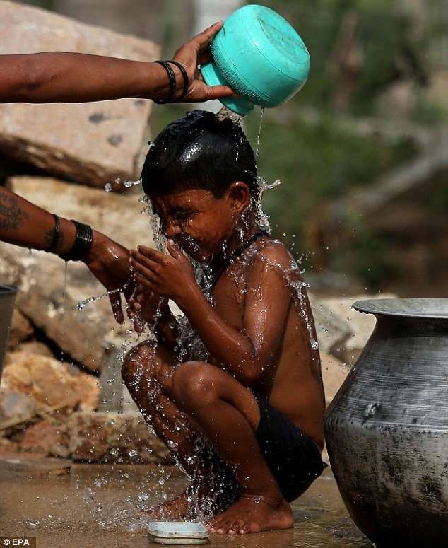 Απίστευτες εικόνες από το φονικό καύσωνα με τους 2.000 νεκρούς στην Ινδία: Ελιωσε και η άσφαλτος [εικόνες] | iefimerida.gr 6