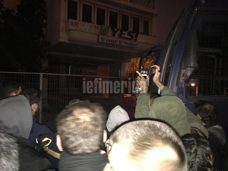 Ενταση με φοιτητές ΤΕΙ στον Ελαιώνα πριν την ομιλία Τσίπρα [εικόνες & βίντεο] | iefimerida.gr 4