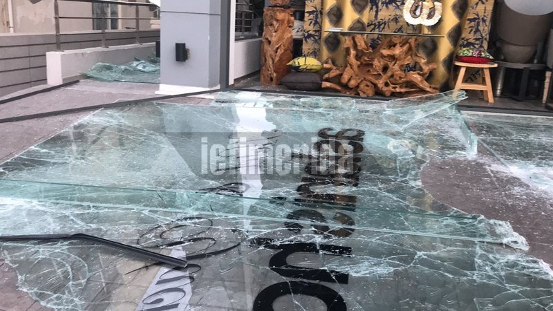 Eκρηξη σε εμπορικό κατάστημα στο Χαλάνδρι [εικόνες & βίντεο] | iefimerida.gr 2