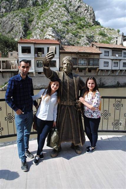 Οθωμανός πρίγκηπας τραβάει... selfies – Το άγαλμα που στήθηκε για να προσελκύσει τουρίστες [εικόνες] | iefimerida.gr 2