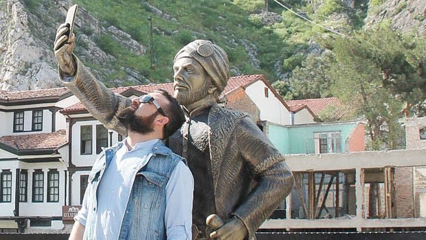 Οθωμανός πρίγκηπας τραβάει... selfies – Το άγαλμα που στήθηκε για να προσελκύσει τουρίστες [εικόνες] | iefimerida.gr 3