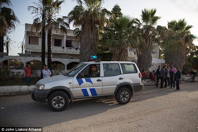 Νέο «χτύπημα» της Daily Mail για την Κω: Μπικίνι, ξαπλώστρες και ένα κύμα απόγνωσης | iefimerida.gr 8