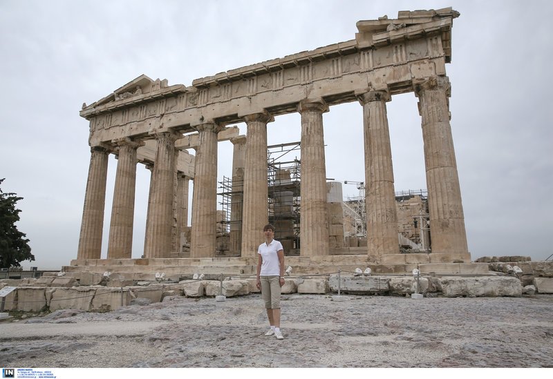 Η πρόεδρος της Εσθονίας με βερμούδα και αθλητικά στην Ακρόπολη -Μαγεύτηκε [εικόνες] | iefimerida.gr 3