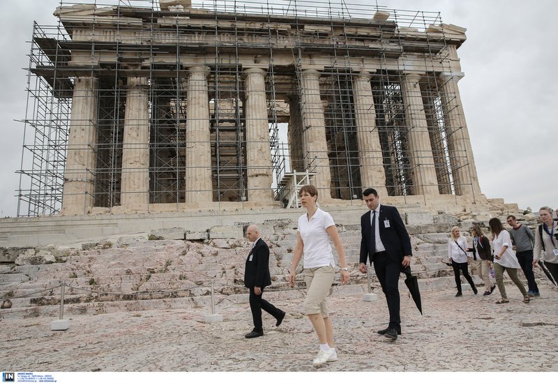 Η πρόεδρος της Εσθονίας με βερμούδα και αθλητικά στην Ακρόπολη -Μαγεύτηκε [εικόνες] | iefimerida.gr 1