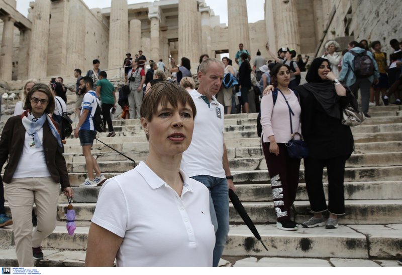 Η πρόεδρος της Εσθονίας με βερμούδα και αθλητικά στην Ακρόπολη -Μαγεύτηκε [εικόνες] | iefimerida.gr 2