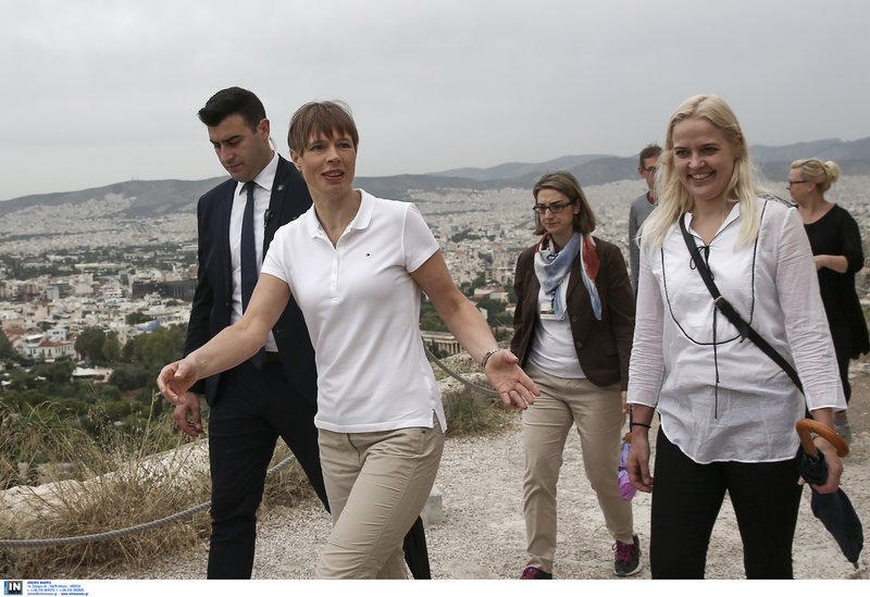 Η πρόεδρος της Εσθονίας με βερμούδα και αθλητικά στην Ακρόπολη -Μαγεύτηκε [εικόνες] | iefimerida.gr 0