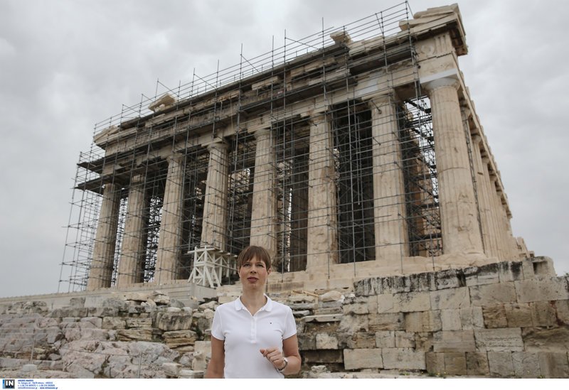 Η πρόεδρος της Εσθονίας με βερμούδα και αθλητικά στην Ακρόπολη -Μαγεύτηκε [εικόνες] | iefimerida.gr 4