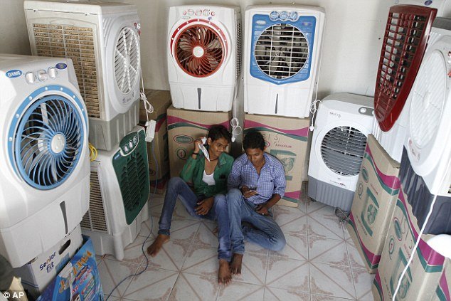 Απίστευτες εικόνες από το φονικό καύσωνα με τους 2.000 νεκρούς στην Ινδία: Ελιωσε και η άσφαλτος [εικόνες] | iefimerida.gr 4