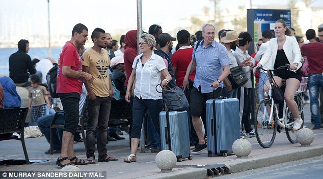 Νέο «χτύπημα» της Daily Mail για την Κω: Μπικίνι, ξαπλώστρες και ένα κύμα απόγνωσης | iefimerida.gr 3
