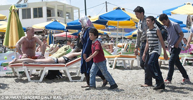 Νέο «χτύπημα» της Daily Mail για την Κω: Μπικίνι, ξαπλώστρες και ένα κύμα απόγνωσης | iefimerida.gr 4