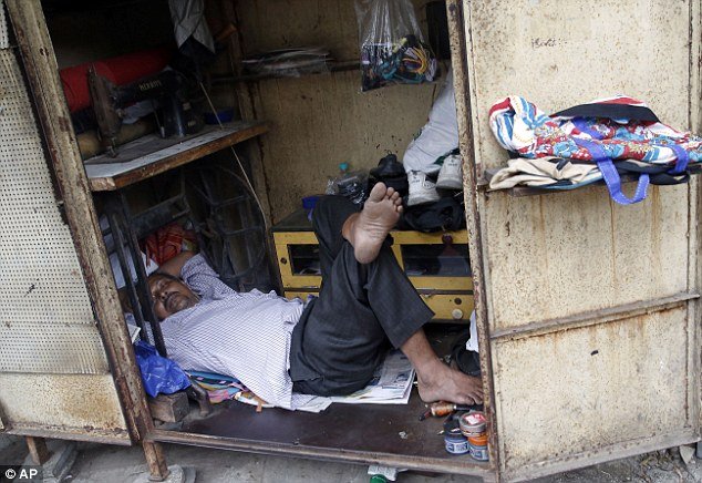 Απίστευτες εικόνες από το φονικό καύσωνα με τους 2.000 νεκρούς στην Ινδία: Ελιωσε και η άσφαλτος [εικόνες] | iefimerida.gr 7