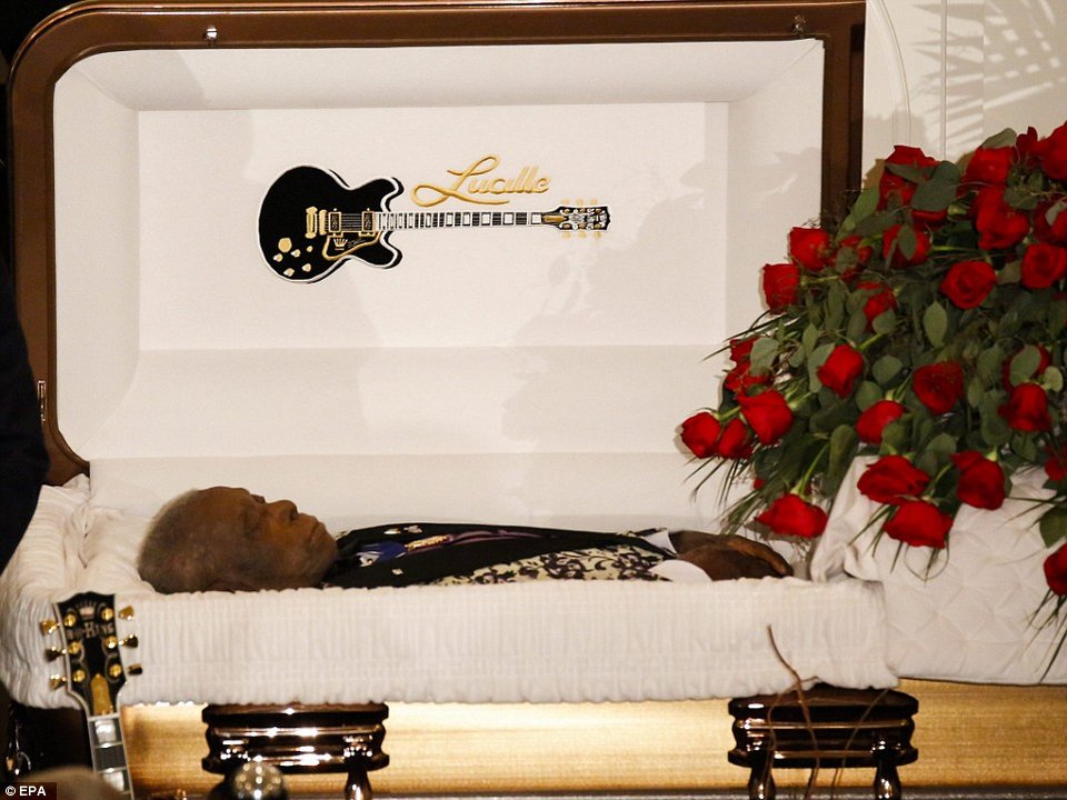 Το τελευταίο αντίο στον Βασιλιά: Θρήνος στην κηδεία του B.B. King [εικόνες] | iefimerida.gr 9