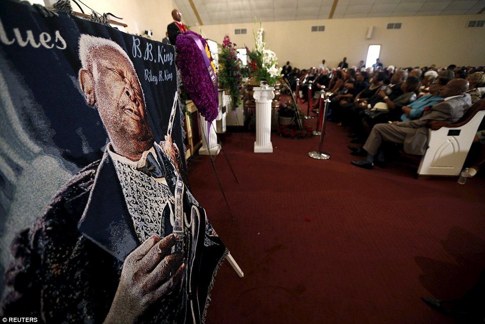 Το τελευταίο αντίο στον Βασιλιά: Θρήνος στην κηδεία του B.B. King [εικόνες] | iefimerida.gr 5
