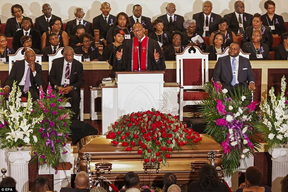 Το τελευταίο αντίο στον Βασιλιά: Θρήνος στην κηδεία του B.B. King [εικόνες] | iefimerida.gr 8