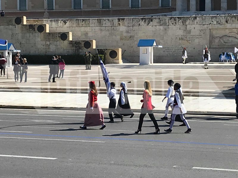Μαθητική παρέλαση για την 25η Μαρτίου στο κέντρο της Αθήνας -Και με παραδοσιακές φορεσιές [εικόνες & βίντεο] | iefimerida.gr 9