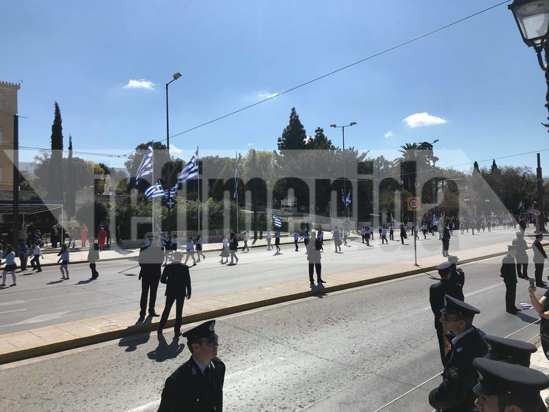 Μαθητική παρέλαση για την 25η Μαρτίου στο κέντρο της Αθήνας -Και με παραδοσιακές φορεσιές [εικόνες & βίντεο] | iefimerida.gr 8