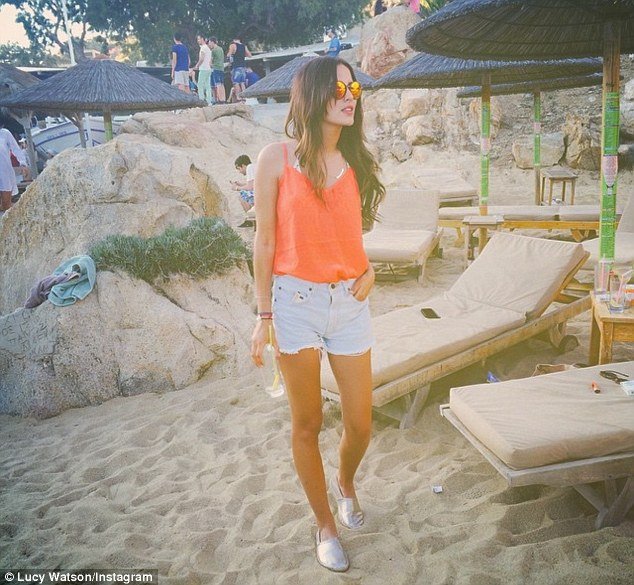 Γνωστή Βρετανίδα πλημμυρίζει το Διαδίκτυο με τόπλες φωτογραφίες της από τη Μύκονο [εικόνες] | iefimerida.gr 2