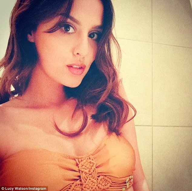 Γνωστή Βρετανίδα πλημμυρίζει το Διαδίκτυο με τόπλες φωτογραφίες της από τη Μύκονο [εικόνες] | iefimerida.gr 1