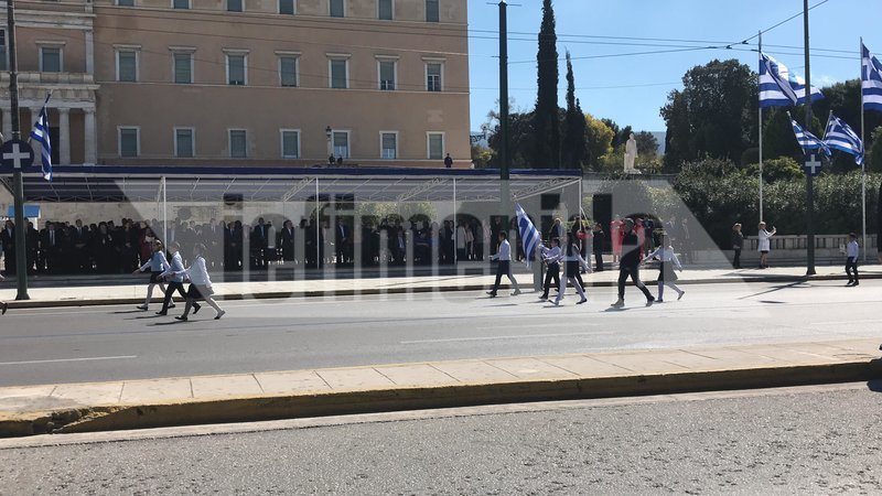 Μαθητική παρέλαση για την 25η Μαρτίου στο κέντρο της Αθήνας -Και με παραδοσιακές φορεσιές [εικόνες & βίντεο] | iefimerida.gr 7
