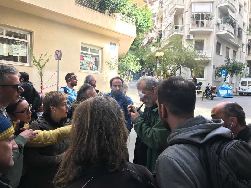 Εριξαν χημικά στο πρόσωπο δημοσιογράφου στη διαμαρτυρία των πλειστηριασμών [εικόνες & βίντεο] | iefimerida.gr 0