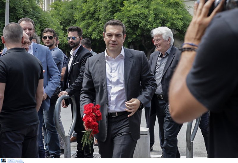 Ο Τσίπρας τα'δωσε όλα: Αφησε και γαρύφαλλα στο μνημείο του Λαμπράκη [εικόνες]  | iefimerida.gr 0