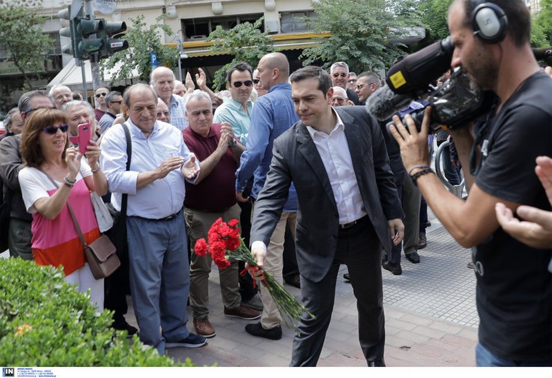 Ο Τσίπρας τα'δωσε όλα: Αφησε και γαρύφαλλα στο μνημείο του Λαμπράκη [εικόνες]  | iefimerida.gr 1