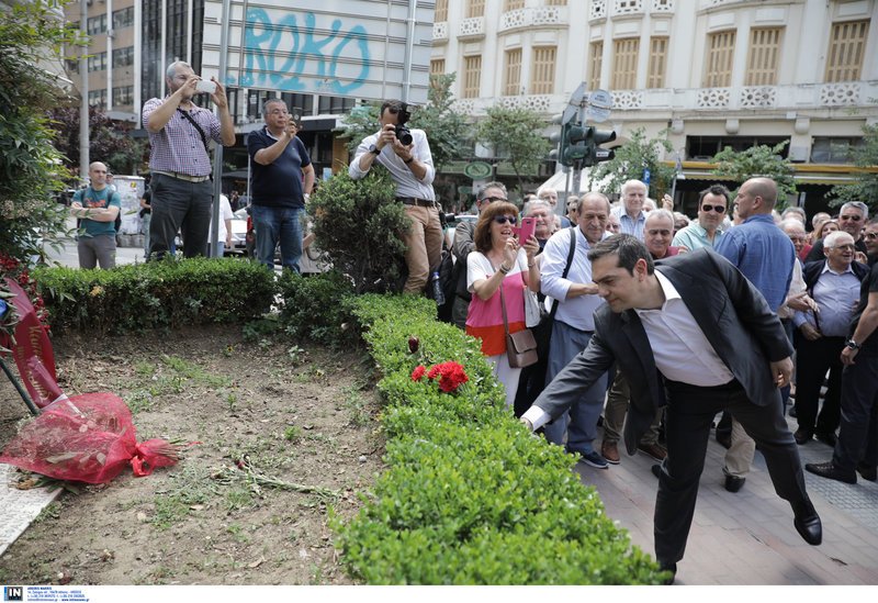 Ο Τσίπρας τα'δωσε όλα: Αφησε και γαρύφαλλα στο μνημείο του Λαμπράκη [εικόνες]  | iefimerida.gr 2