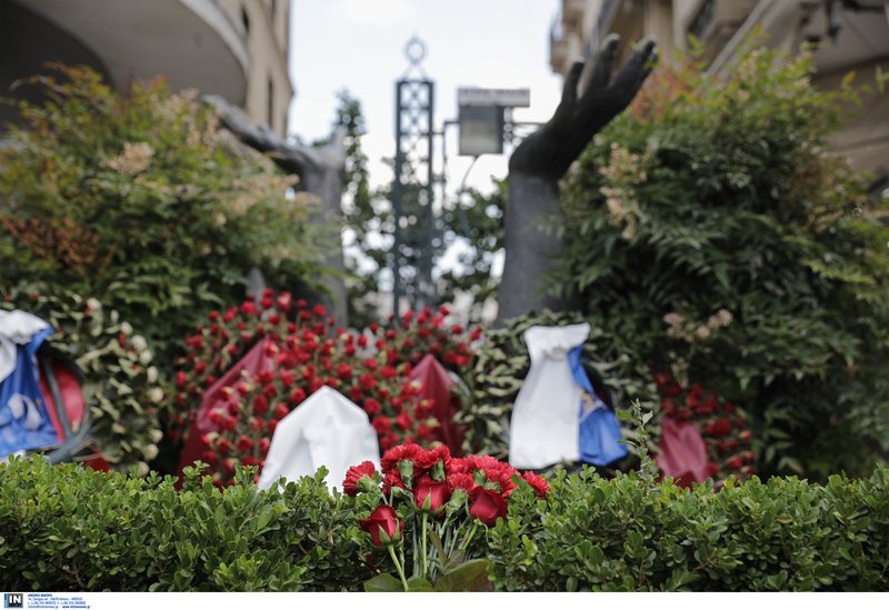 Ο Τσίπρας τα'δωσε όλα: Αφησε και γαρύφαλλα στο μνημείο του Λαμπράκη [εικόνες]  | iefimerida.gr 4