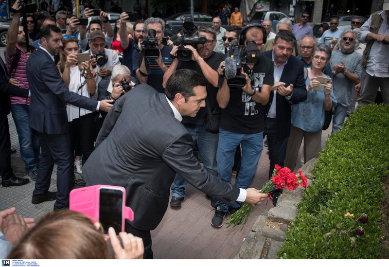 Ο Τσίπρας τα'δωσε όλα: Αφησε και γαρύφαλλα στο μνημείο του Λαμπράκη [εικόνες]  | iefimerida.gr 3