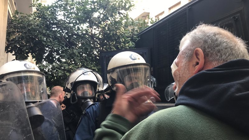 Εριξαν χημικά στο πρόσωπο δημοσιογράφου στη διαμαρτυρία των πλειστηριασμών [εικόνες & βίντεο] | iefimerida.gr 2