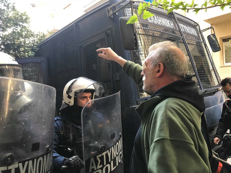 Εριξαν χημικά στο πρόσωπο δημοσιογράφου στη διαμαρτυρία των πλειστηριασμών [εικόνες & βίντεο] | iefimerida.gr 1