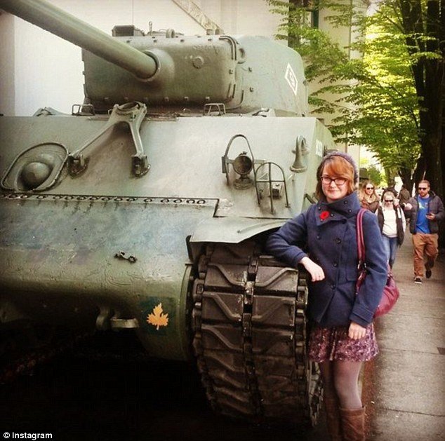 Σοκ: Λιοντάρι κατασπάραξε μέλος της ομάδας του Game of Thrones [εικόνες] | iefimerida.gr 2