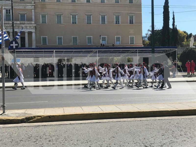 Μαθητική παρέλαση για την 25η Μαρτίου στο κέντρο της Αθήνας -Και με παραδοσιακές φορεσιές [εικόνες & βίντεο] | iefimerida.gr 6