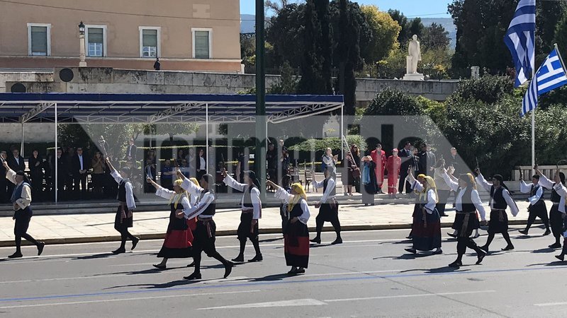 Μαθητική παρέλαση για την 25η Μαρτίου στο κέντρο της Αθήνας -Και με παραδοσιακές φορεσιές [εικόνες & βίντεο] | iefimerida.gr 2