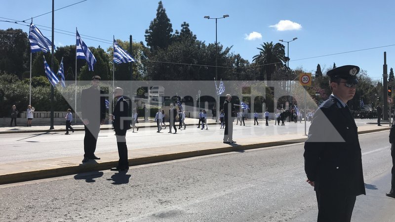 Μαθητική παρέλαση για την 25η Μαρτίου στο κέντρο της Αθήνας -Και με παραδοσιακές φορεσιές [εικόνες & βίντεο] | iefimerida.gr 5