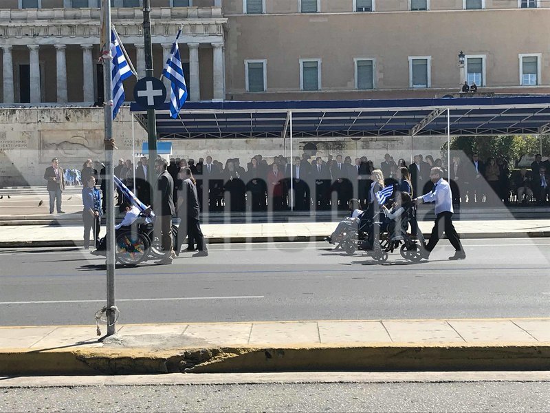 Μαθητική παρέλαση για την 25η Μαρτίου στο κέντρο της Αθήνας -Και με παραδοσιακές φορεσιές [εικόνες & βίντεο] | iefimerida.gr 4