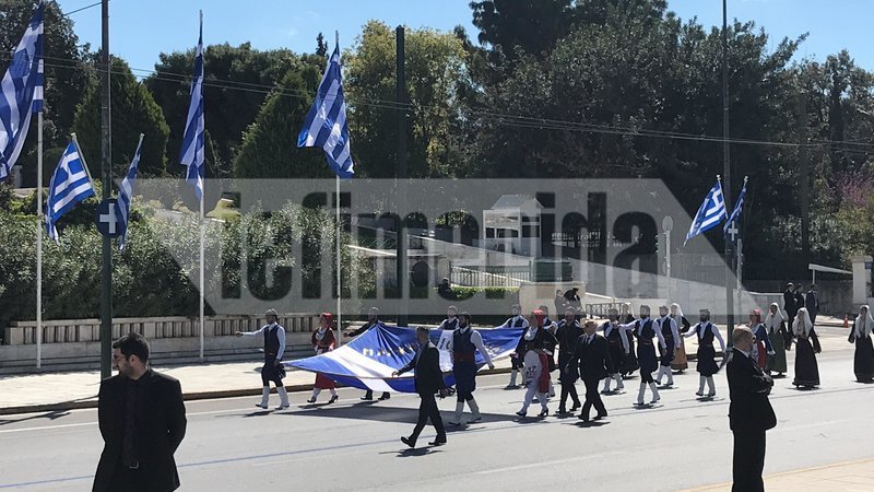 Μαθητική παρέλαση για την 25η Μαρτίου στο κέντρο της Αθήνας -Και με παραδοσιακές φορεσιές [εικόνες & βίντεο] | iefimerida.gr 1