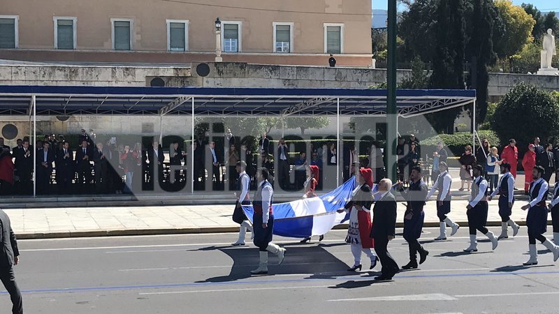 Μαθητική παρέλαση για την 25η Μαρτίου στο κέντρο της Αθήνας -Και με παραδοσιακές φορεσιές [εικόνες & βίντεο] | iefimerida.gr 0