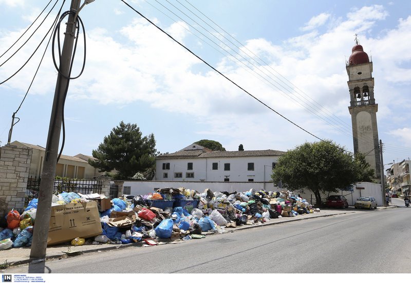 Τραγικές εικόνες στην Κέρκυρα: Βουνό τα σκουπίδια για τρίτη εβδομάδα σε τουριστική περίοδο | iefimerida.gr 5