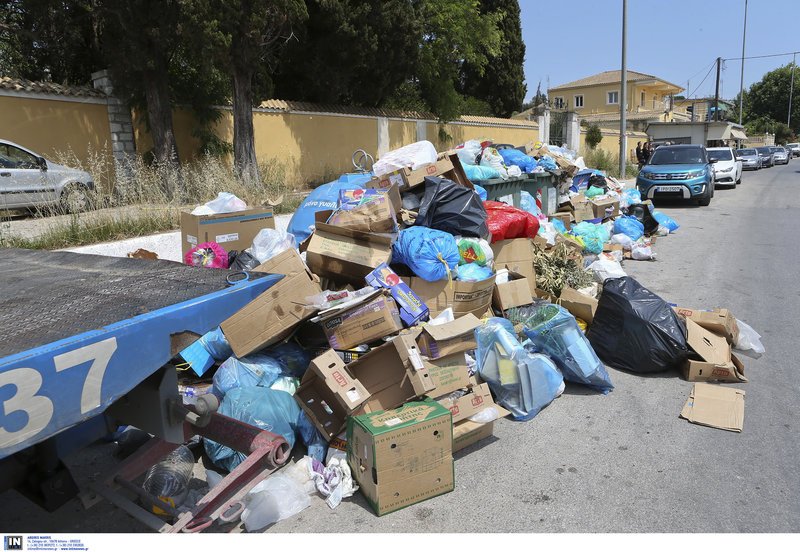 Τραγικές εικόνες στην Κέρκυρα: Βουνό τα σκουπίδια για τρίτη εβδομάδα σε τουριστική περίοδο | iefimerida.gr 6