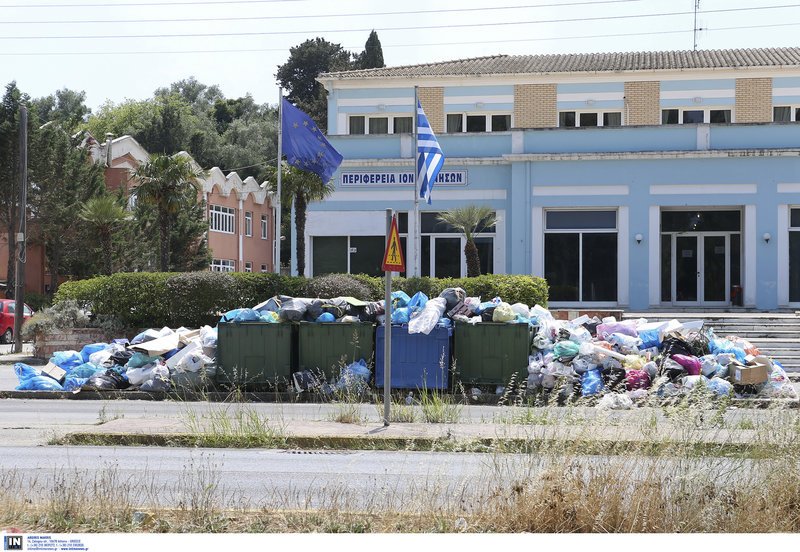Τραγικές εικόνες στην Κέρκυρα: Βουνό τα σκουπίδια για τρίτη εβδομάδα σε τουριστική περίοδο | iefimerida.gr 9