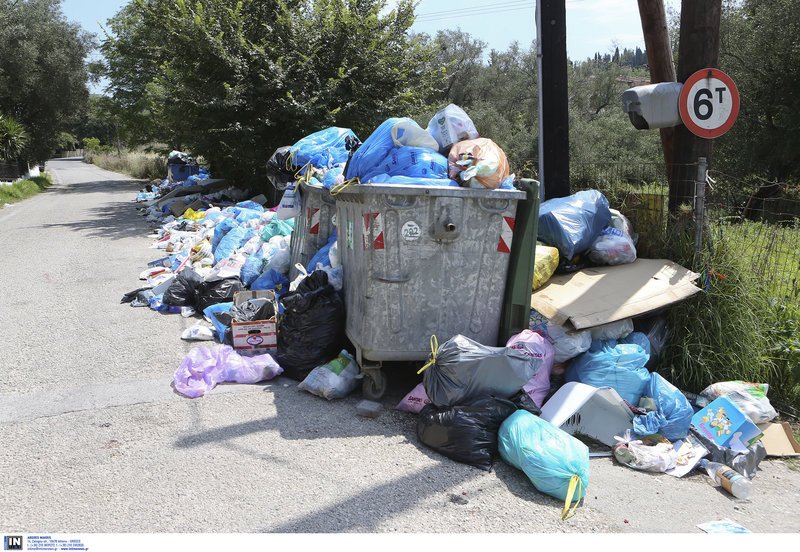 Τραγικές εικόνες στην Κέρκυρα: Βουνό τα σκουπίδια για τρίτη εβδομάδα σε τουριστική περίοδο | iefimerida.gr 10