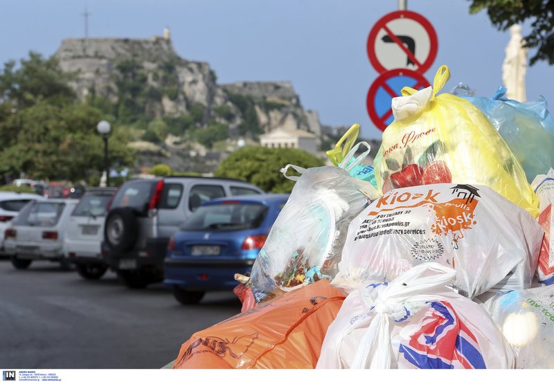 Τραγικές εικόνες στην Κέρκυρα: Βουνό τα σκουπίδια για τρίτη εβδομάδα σε τουριστική περίοδο | iefimerida.gr 11