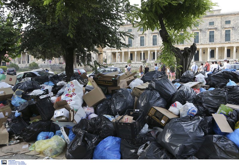 Τραγικές εικόνες στην Κέρκυρα: Βουνό τα σκουπίδια για τρίτη εβδομάδα σε τουριστική περίοδο | iefimerida.gr 7